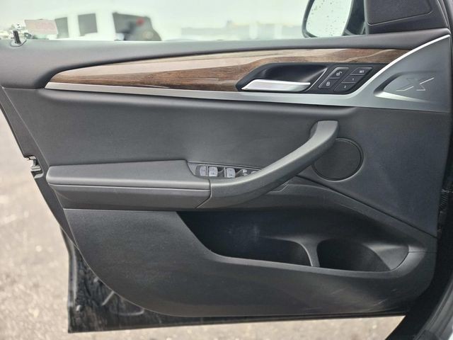 BMW X3 Vehicle Full-screen Gallery Image 14