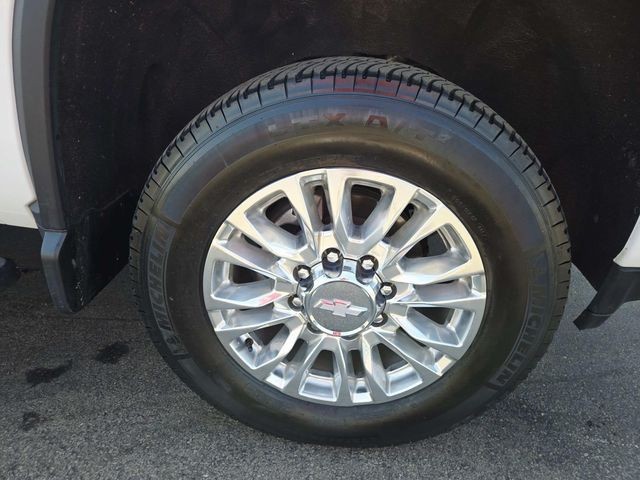 Chevrolet Silverado 2500HD Vehicle Full-screen Gallery Image 16