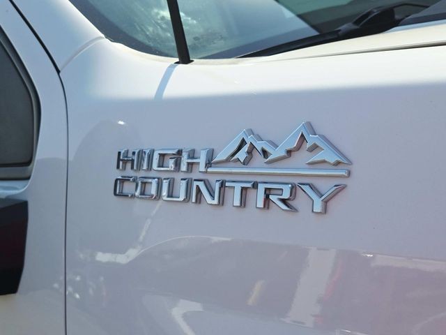 Chevrolet Silverado 2500HD Vehicle Full-screen Gallery Image 17