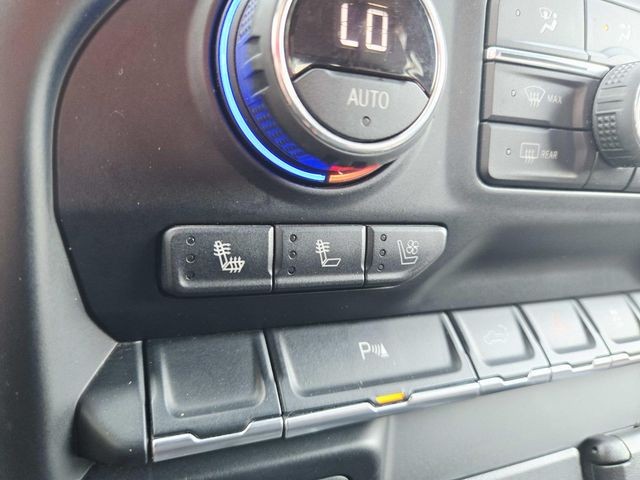 Chevrolet Silverado 2500HD Vehicle Full-screen Gallery Image 28