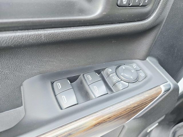 Chevrolet Silverado 2500HD Vehicle Full-screen Gallery Image 35