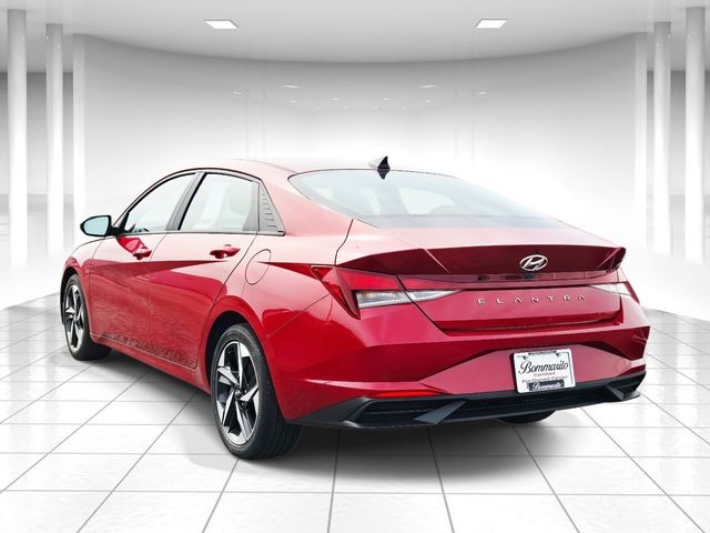 Hyundai Elantra Vehicle Full-screen Gallery Image 03