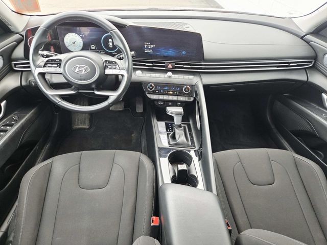 Hyundai Elantra Vehicle Full-screen Gallery Image 06