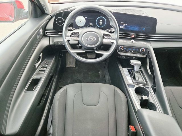 Hyundai Elantra Vehicle Full-screen Gallery Image 07