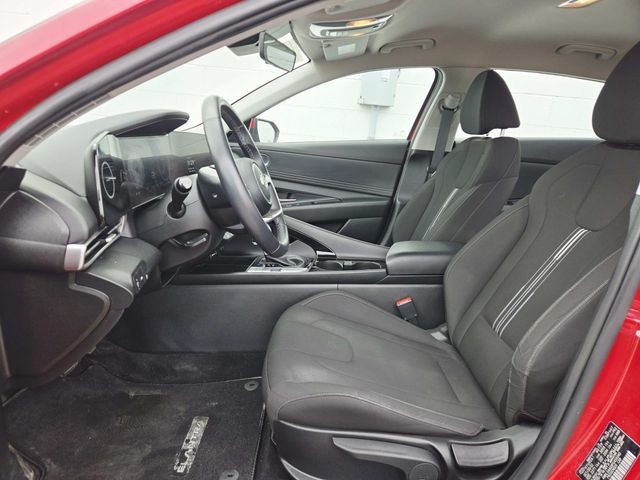 Hyundai Elantra Vehicle Full-screen Gallery Image 08