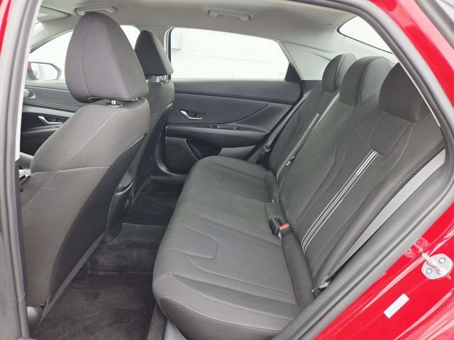 Hyundai Elantra Vehicle Full-screen Gallery Image 09