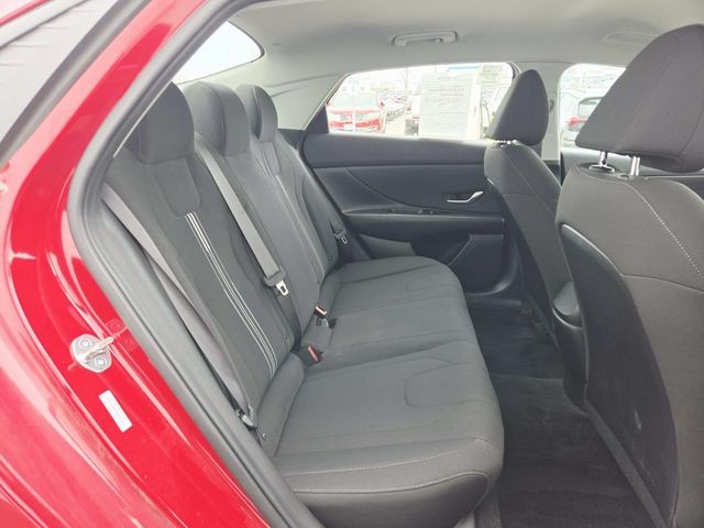 Hyundai Elantra Vehicle Full-screen Gallery Image 11