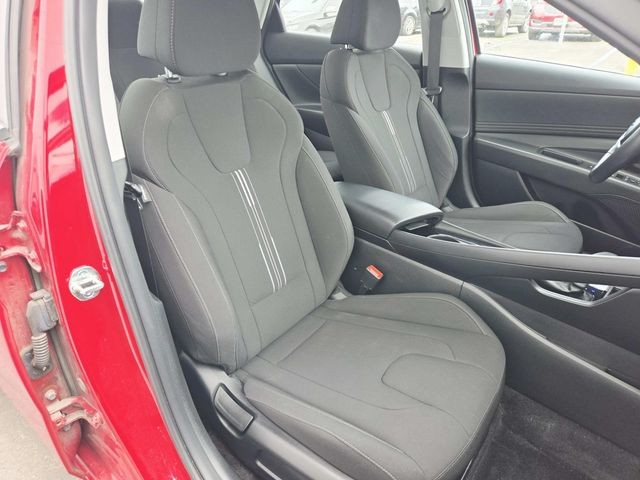 Hyundai Elantra Vehicle Full-screen Gallery Image 12