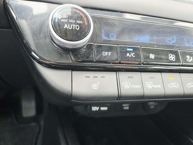 Hyundai Elantra Vehicle Full-screen Gallery Image 24