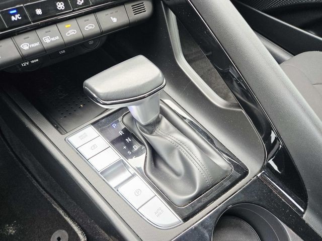 Hyundai Elantra Vehicle Full-screen Gallery Image 25