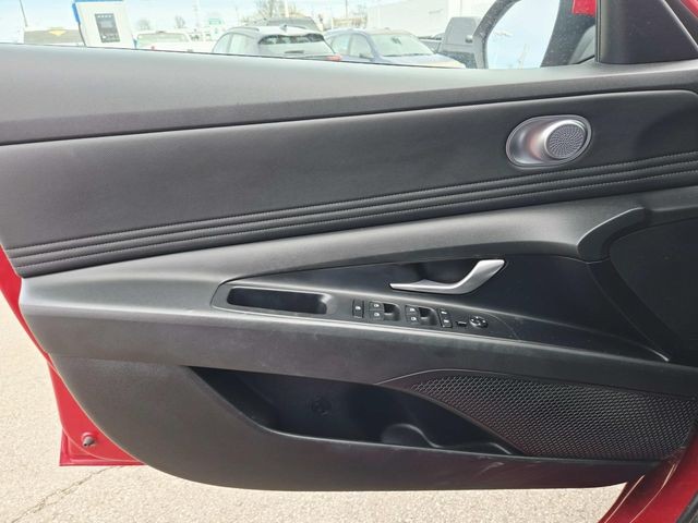 Hyundai Elantra Vehicle Full-screen Gallery Image 28