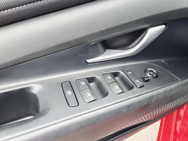 Hyundai Elantra Vehicle Full-screen Gallery Image 29