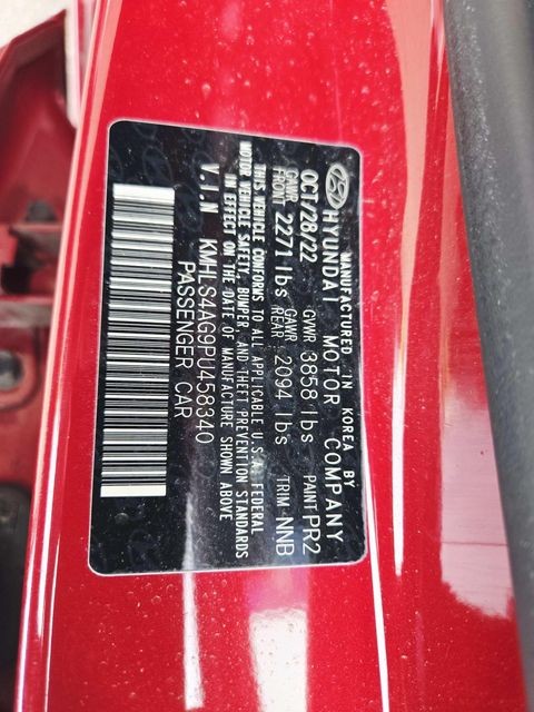 Hyundai Elantra Vehicle Full-screen Gallery Image 30