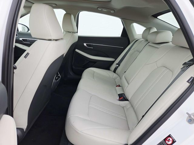 Hyundai Sonata Vehicle Full-screen Gallery Image 10