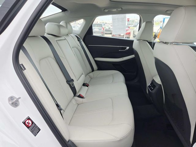 Hyundai Sonata Vehicle Full-screen Gallery Image 12