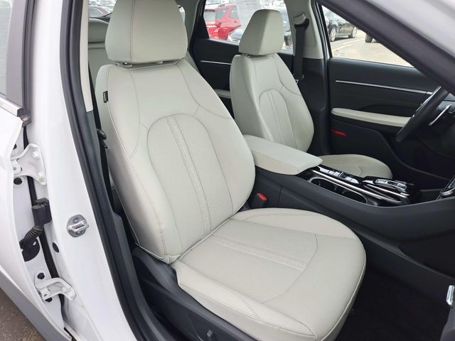 Hyundai Sonata Vehicle Full-screen Gallery Image 13