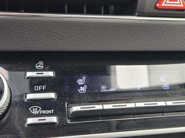 Hyundai Sonata Vehicle Full-screen Gallery Image 24