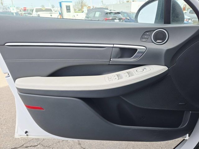 Hyundai Sonata Vehicle Full-screen Gallery Image 30