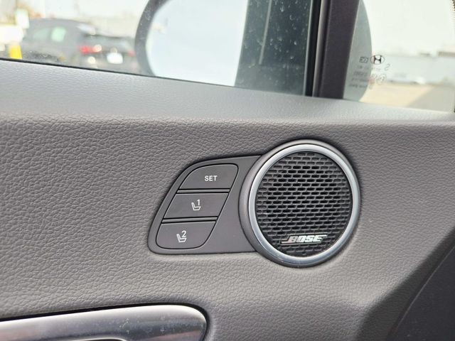 Hyundai Sonata Vehicle Full-screen Gallery Image 31