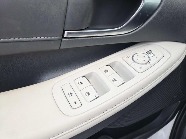 Hyundai Sonata Vehicle Full-screen Gallery Image 32