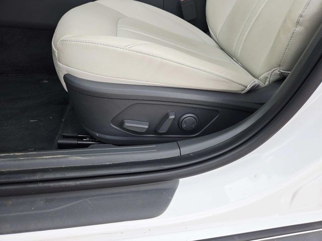 Hyundai Sonata Vehicle Full-screen Gallery Image 33