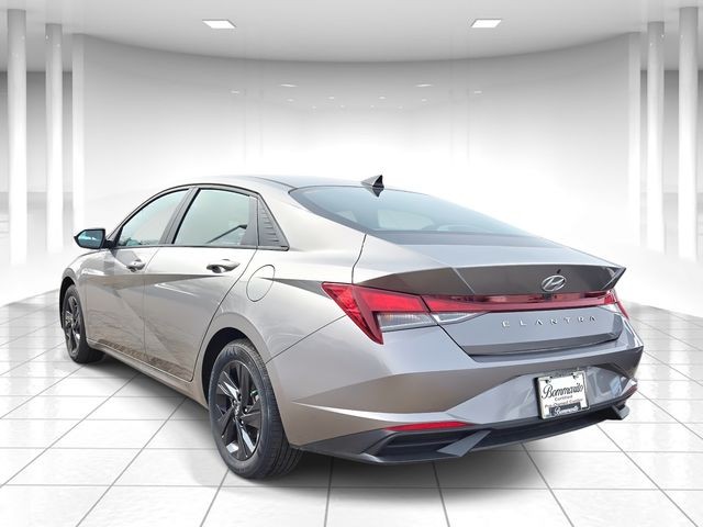 Hyundai Elantra Vehicle Full-screen Gallery Image 03