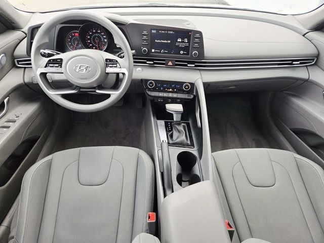 Hyundai Elantra Vehicle Full-screen Gallery Image 06