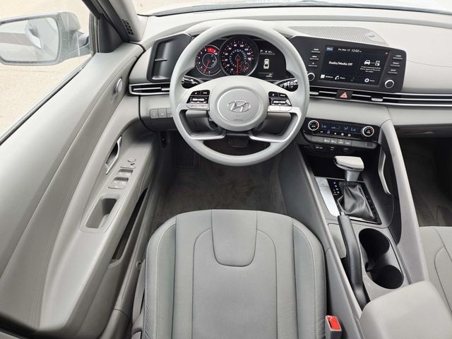 Hyundai Elantra Vehicle Full-screen Gallery Image 07