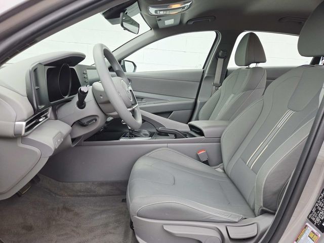 Hyundai Elantra Vehicle Full-screen Gallery Image 08