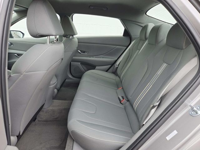 Hyundai Elantra Vehicle Full-screen Gallery Image 09
