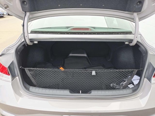 Hyundai Elantra Vehicle Full-screen Gallery Image 10