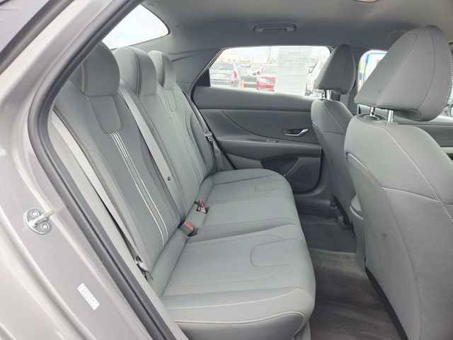 Hyundai Elantra Vehicle Full-screen Gallery Image 11