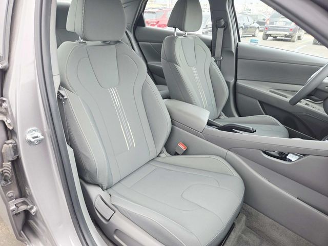 Hyundai Elantra Vehicle Full-screen Gallery Image 12