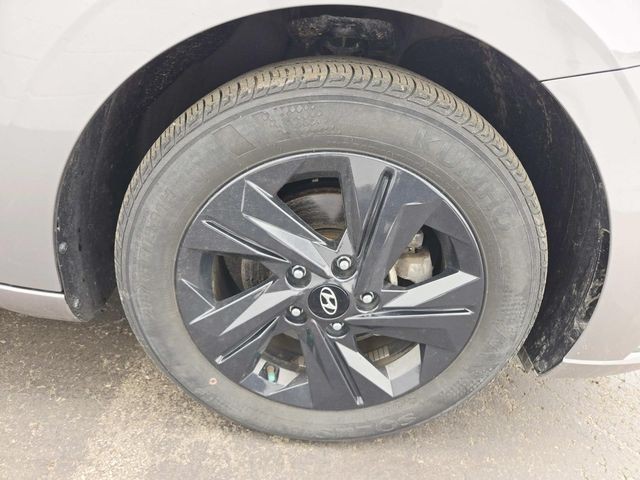 Hyundai Elantra Vehicle Full-screen Gallery Image 13