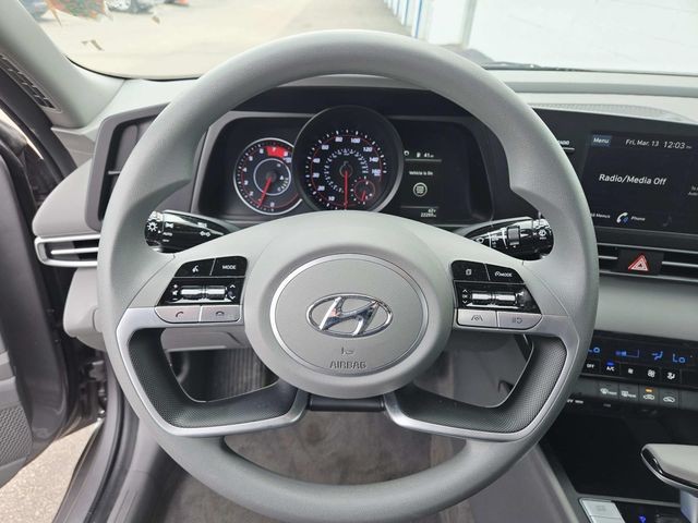 Hyundai Elantra Vehicle Full-screen Gallery Image 14