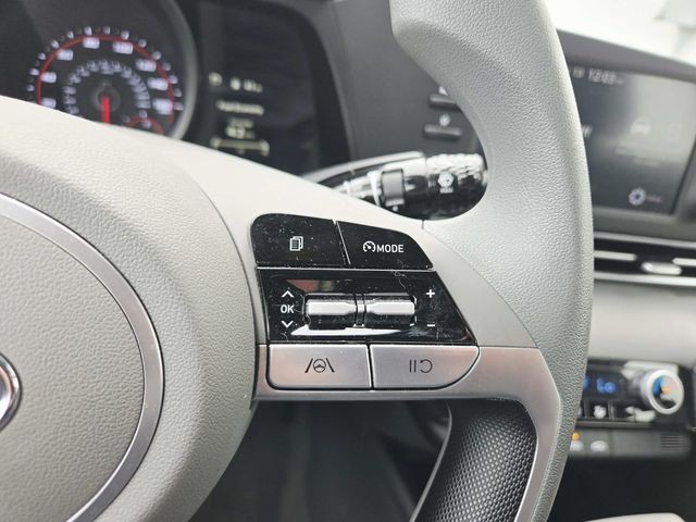 Hyundai Elantra Vehicle Full-screen Gallery Image 16