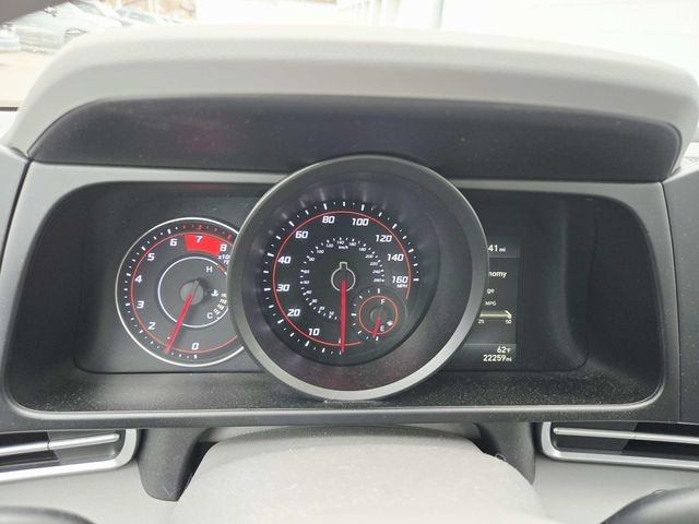 Hyundai Elantra Vehicle Full-screen Gallery Image 17