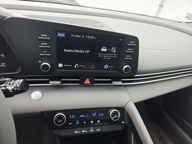 Hyundai Elantra Vehicle Full-screen Gallery Image 19