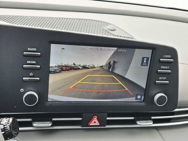 Hyundai Elantra Vehicle Full-screen Gallery Image 21
