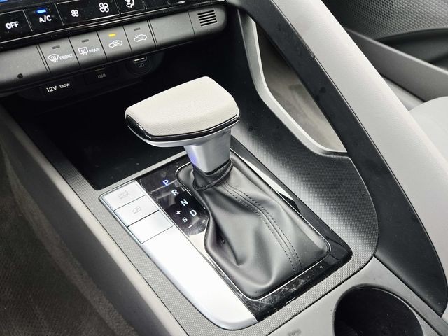 Hyundai Elantra Vehicle Full-screen Gallery Image 24