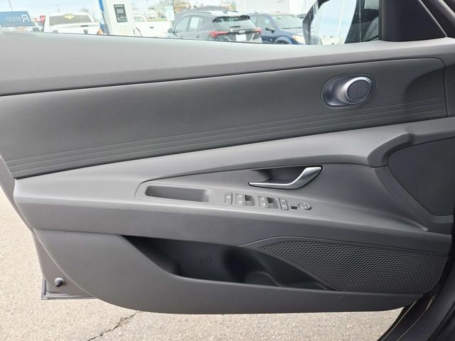 Hyundai Elantra Vehicle Full-screen Gallery Image 27