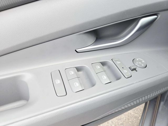 Hyundai Elantra Vehicle Full-screen Gallery Image 28