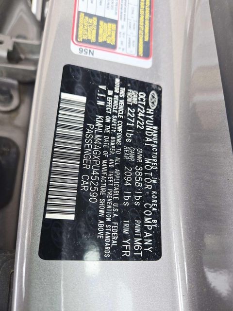 Hyundai Elantra Vehicle Full-screen Gallery Image 29