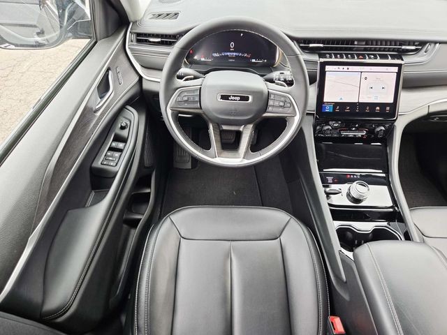 Jeep Grand Cherokee L Vehicle Full-screen Gallery Image 07