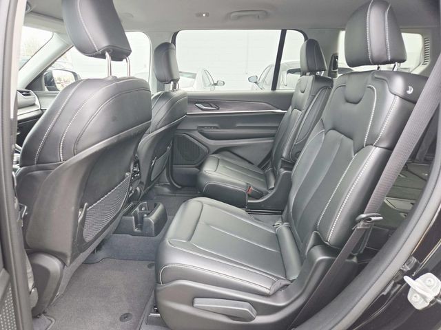 Jeep Grand Cherokee L Vehicle Full-screen Gallery Image 09