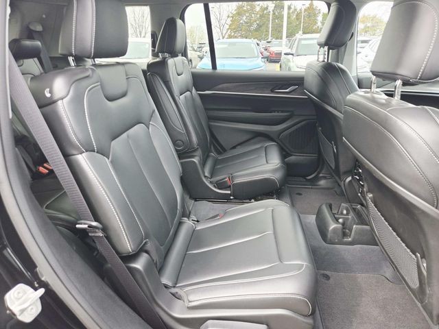 Jeep Grand Cherokee L Vehicle Full-screen Gallery Image 13