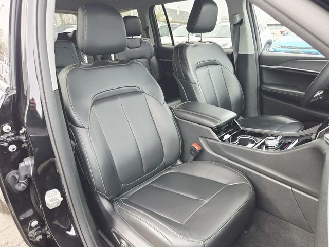 Jeep Grand Cherokee L Vehicle Full-screen Gallery Image 14