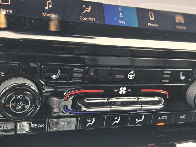Jeep Grand Cherokee L Vehicle Full-screen Gallery Image 26