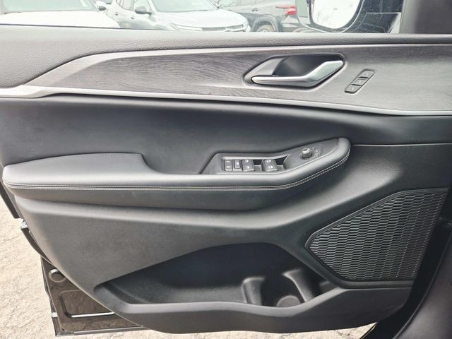 Jeep Grand Cherokee L Vehicle Full-screen Gallery Image 32