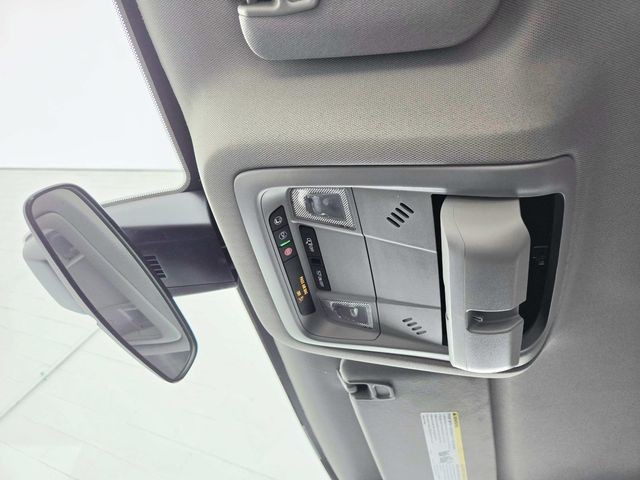 GMC Acadia Vehicle Full-screen Gallery Image 29